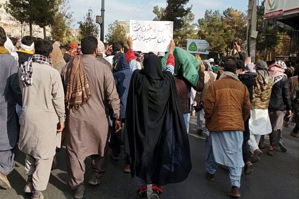 حضور واسع لنساء البلوش في احتجاجات زاهدان يرفعن شعارات تندد بجرائم النظام الإيراني