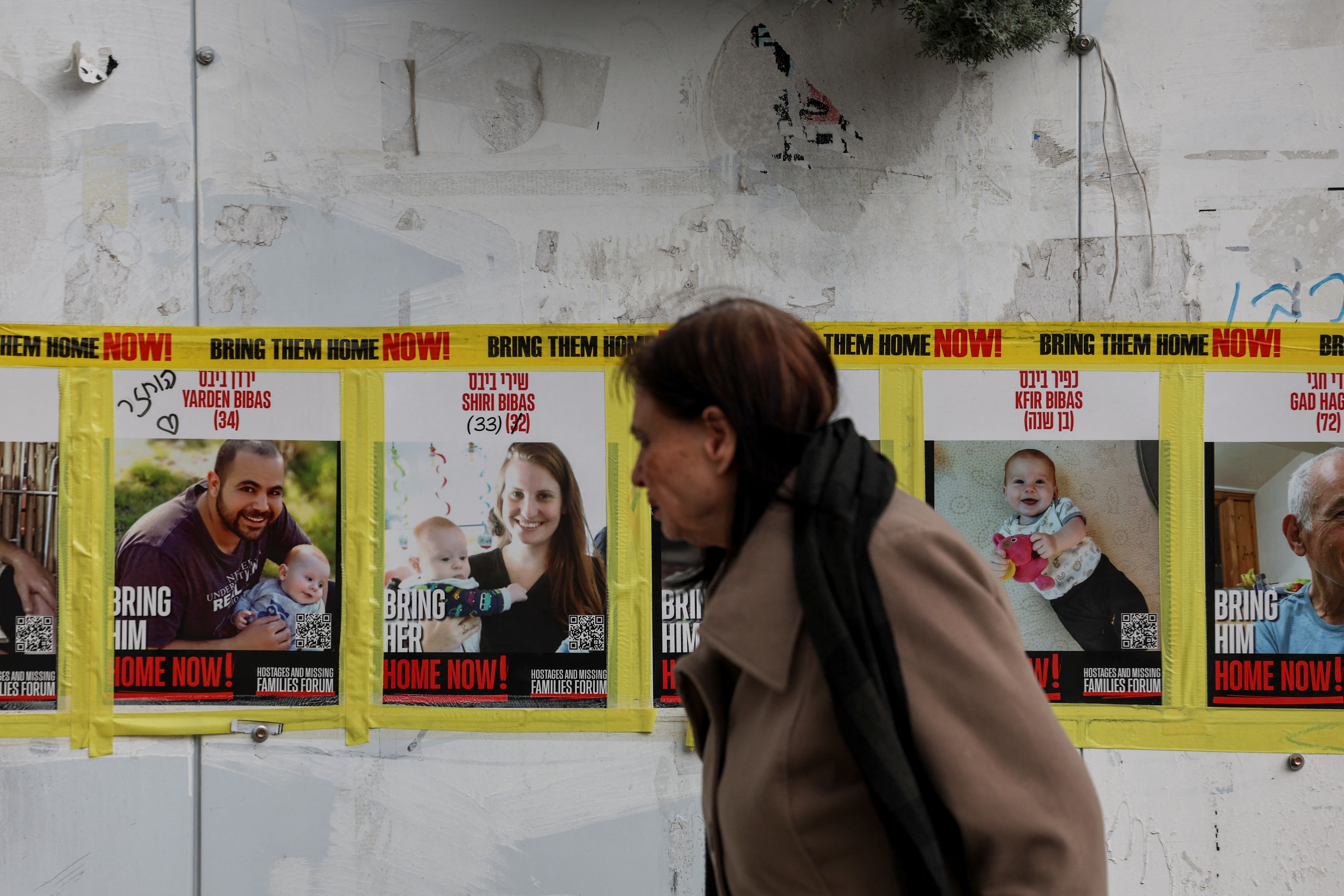 تصاویر شماری از گروگان‌های اسرائیلی در بند حماس در خیابانی در اورشلیم، اول اسفند