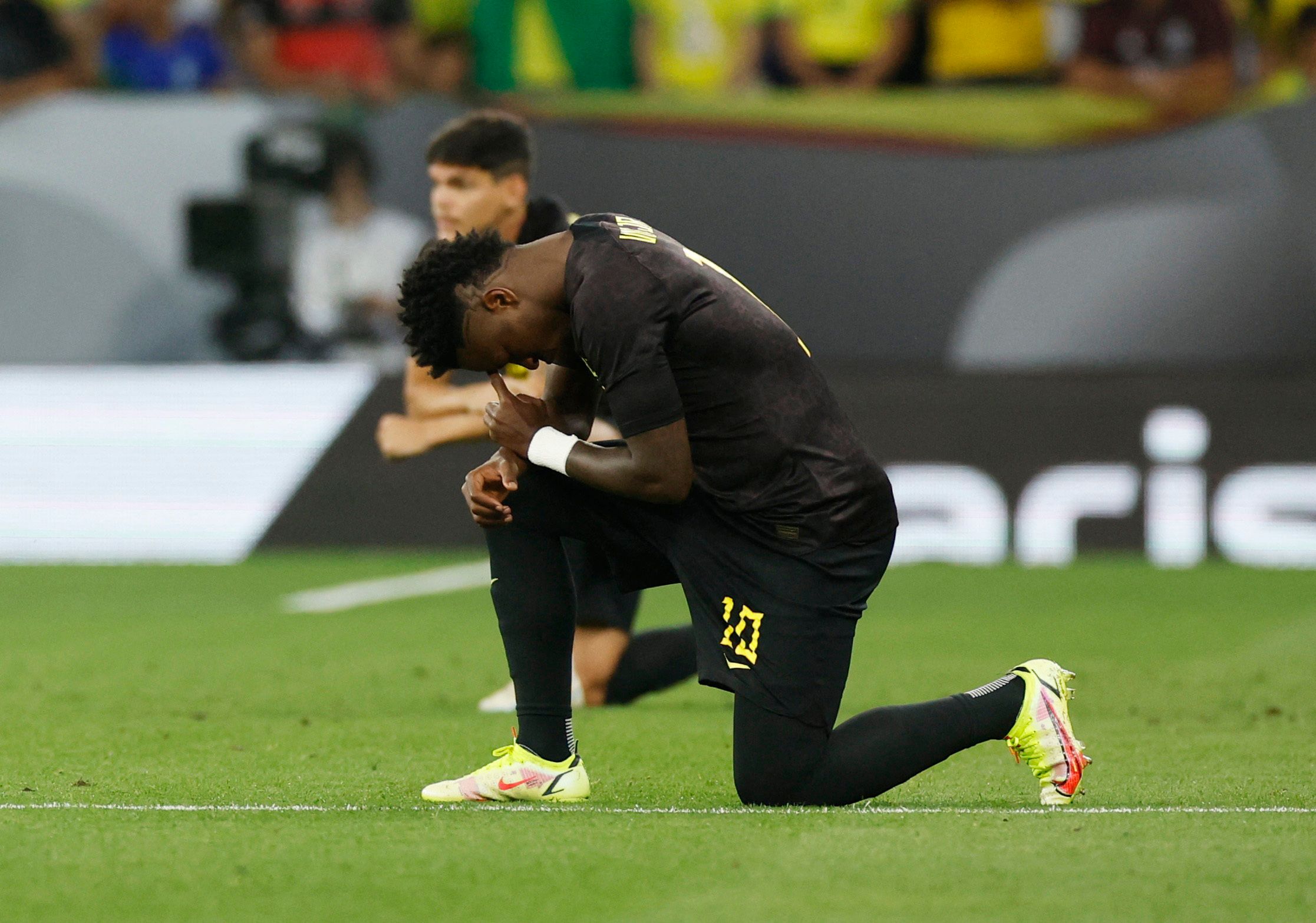 دو بازی بین‌المللی به دلیل توهین‌های نژادپرستانه لغو شد