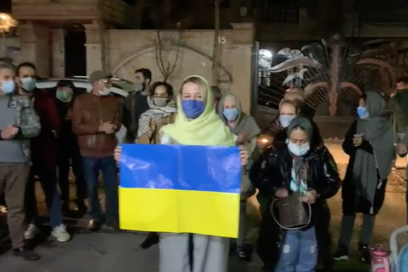 تجمعات أمام السفارة الأوكرانية في طهران.. وشعارات "الموت لبوتين وداعميه"