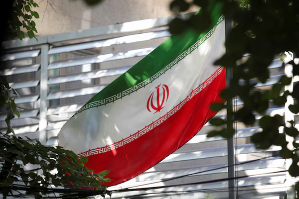 گزارش اندیشکده فرانسوی: سفارت جمهوری اسلامی در پاریس در حال جذب نیروهای تبلیغاتی است