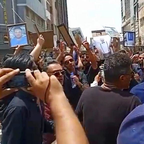 یک سال پس از فاجعه متروپل آبادان؛ شهروندان مقابل بقایای برج فروریخته تجمع و سوگواری کردند