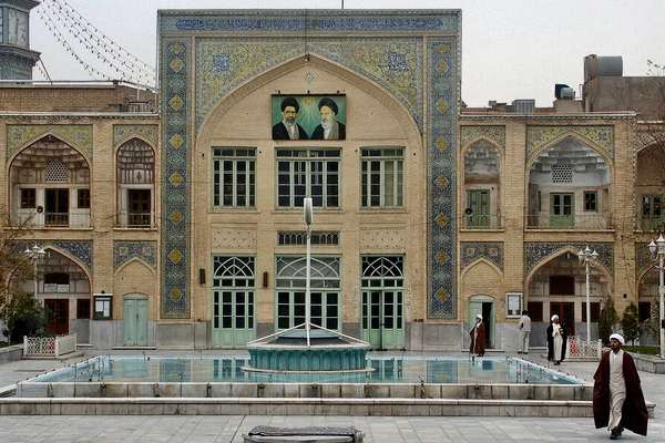 حوزة قم.. قلب السلطة الدينية والسياسية في إيران