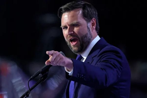 صحيفة إيرانية:مساعد ترامب سل سيفه ضد إيران قبل وصوله إلى البيت الأبيض