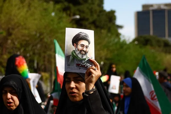 نیویورک تایمز: خامنهای در انتظار پای مصنوعی است و بهدلیل سوختگی لب بهسختی صحبت میکند