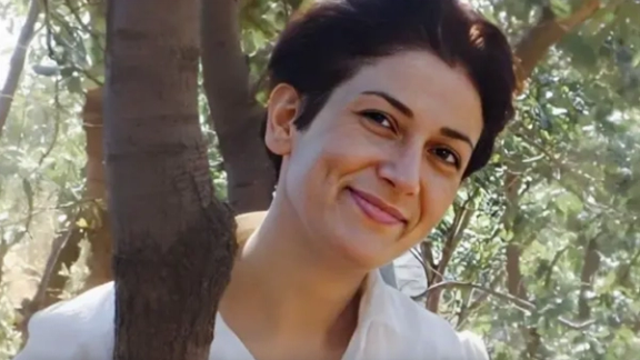 وکیل پخشان عزیزی از توقف اجرای حکم اعدام این زندانی سیاسی خبر داد