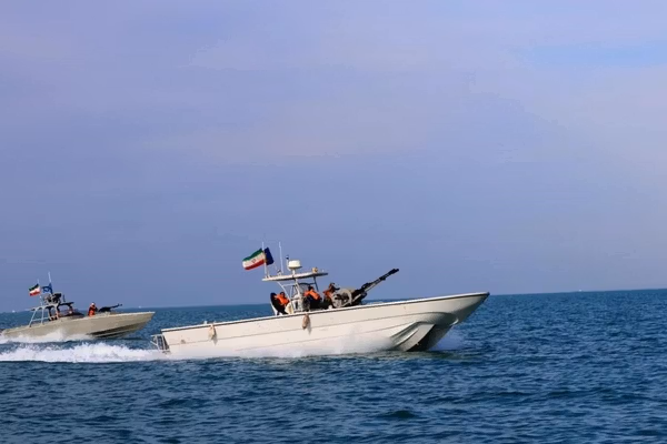 سپاه پاسداران یک شناور با ۱۳ سرنشین را در خلیج فارس توقیف کرد