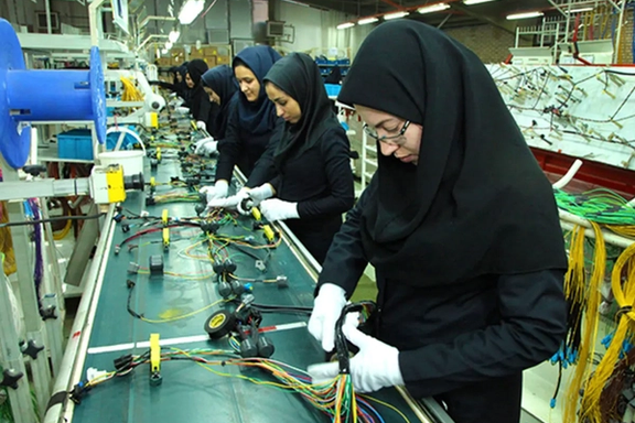 "الوردية الثانية" في المنزل.. مسؤولية مضاعفة على عاتق النساء العاملات في إيران