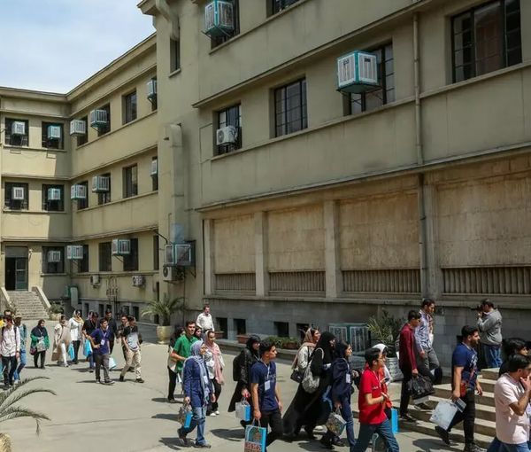 بسبب تردي الأوضاع وبتشجيع من عائلاتهم.. الطلاب المتفوقون يعتزمون "مغادرة" إيران  