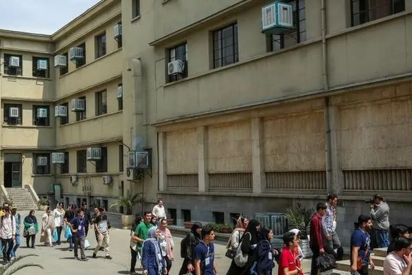 بسبب تردي الأوضاع وبتشجيع من عائلاتهم.. الطلاب المتفوقون يعتزمون "مغادرة" إيران