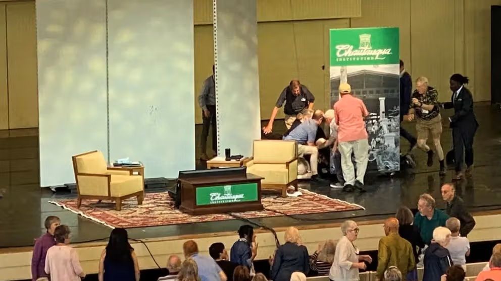 سلمان رشدی، تابستان سال ۲۰۲۲، مورد حمله قرار گرفت. رشدی، ۷۷ ساله، هفته‌ها پس از این حمله در بیمارستان بستری بود.د.