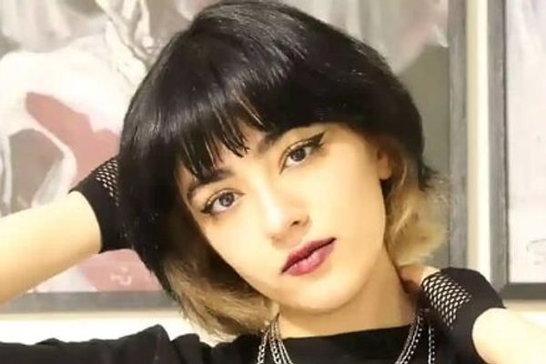 والدة إحدى ضحايا الاحتجاجات: ابنتي قتلت في التظاهر .. والتلفزيون الإيراني كاذب