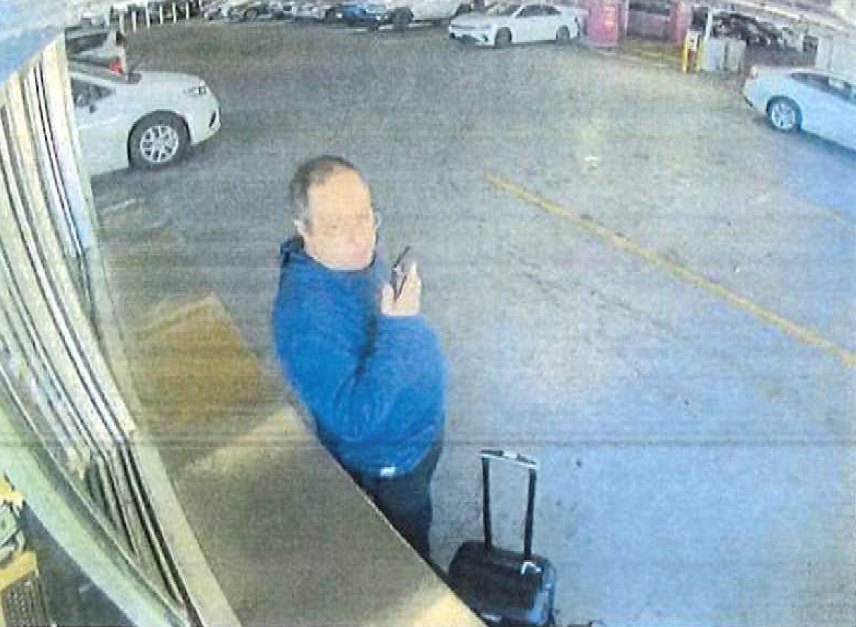 تصویری از کلودیو نووس والنته، مظنون تیراندازی دانشگاه براون که پلیس از دوربین‌های مداربسته بازیابی کرده است.