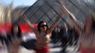 عکس «نود» زنان در شادی مرگ رئیسی؛ بازپسگیری بدنهای سرکوبشده