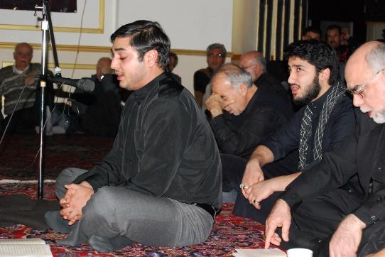  مصطفی رحمانی (نفر اول دست راست)، رئیس پیشین دفترحفاظت منافع جمهوری اسلامی و پدرشوهر دختر غلامعلی حدادعادل در یکی از برنامه‌های مرکز تعلیمات اسلامی