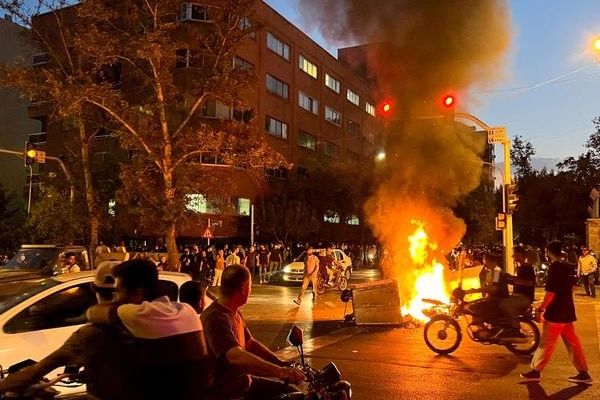 "الموت للديكتاتور خامنئي" و"لا نريد النظام قاتل الأطفال" شعارات المحتجين في أحياء طهران