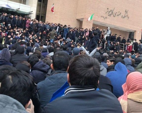 "أساتذة الجامعات" في إيران ينددون بتدخلات الأجهزة الأمنية والاستخباراتية