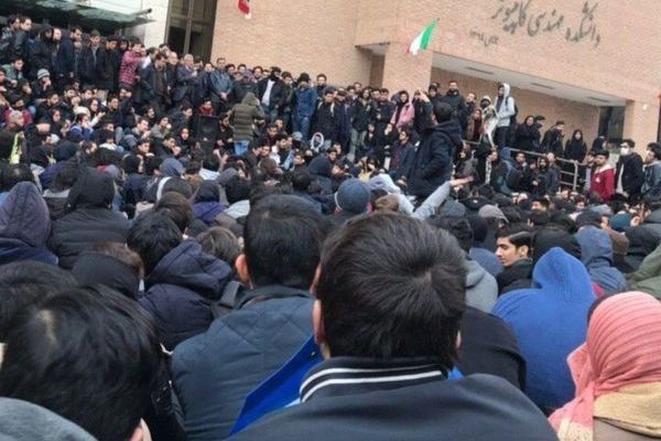 "أساتذة الجامعات" في إيران ينددون بتدخلات الأجهزة الأمنية والاستخباراتية