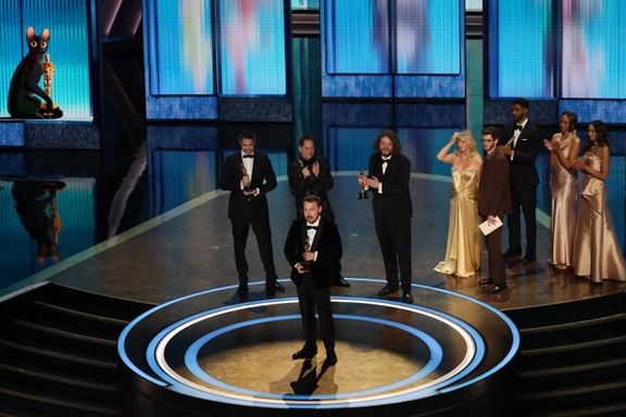 سازندگان انیمیشن «جریان» در حال دریافت جایزه اسکار