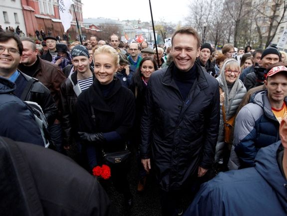 Russian opposition leader Alexei Navalny (2nd R, first row) and his wife Yulia (3rd R, first row) walk during an opposition rally in Moscow, October 27, 2013.