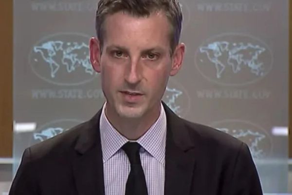برايس لـ "إيران إنترناشيونال": لو أعطت إيران إجابة واضحة لما سارت المفاوضات ذهابا وإيابا