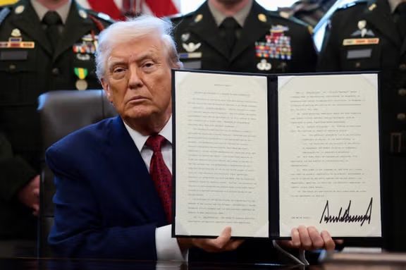 ترامپ ورود شهروندان هفت کشور دیگر، از جمله سوریه، را به آمریکا به‌طور کامل ممنوع کرد