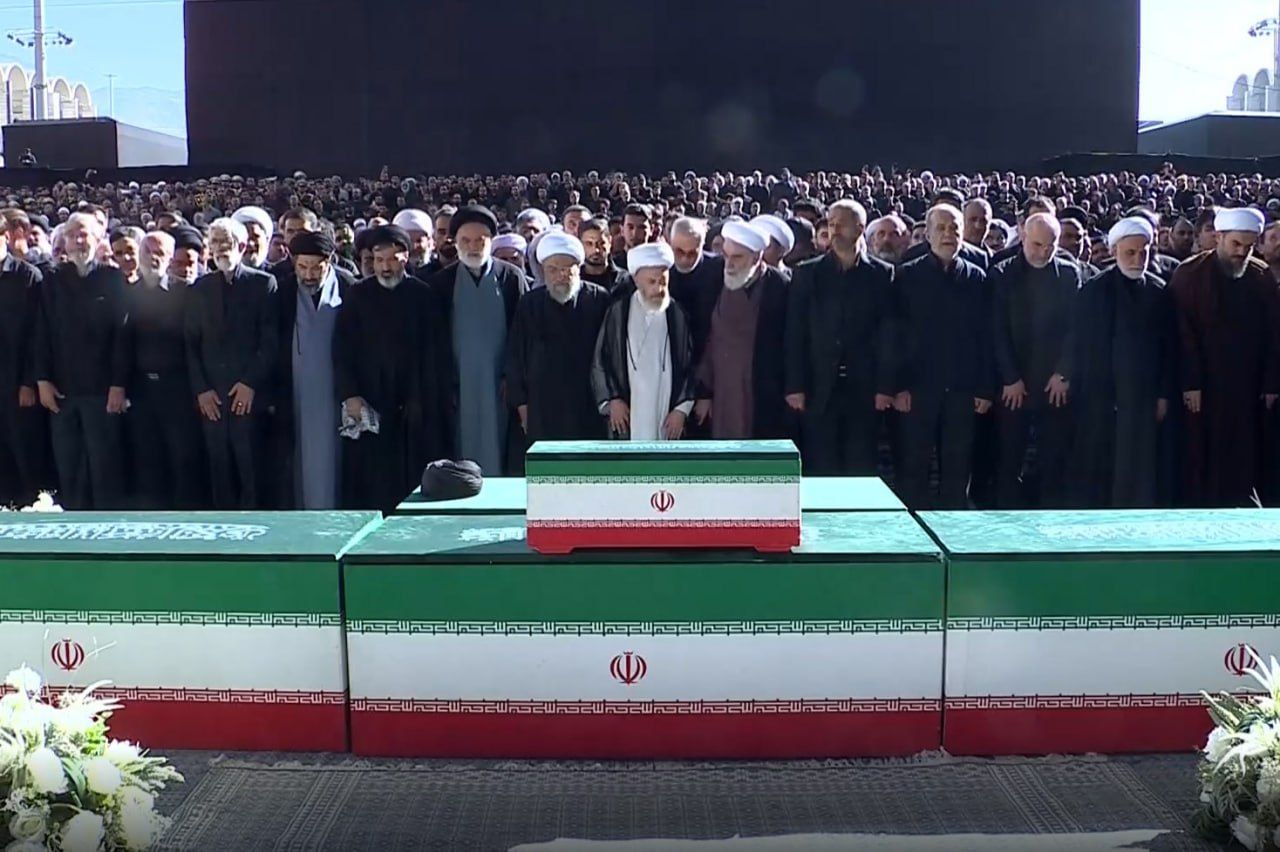 همه پسران خامنه‌ای در نماز میت بر جنازه او حضور داشتند، جز فرزندی که جانشینش شد