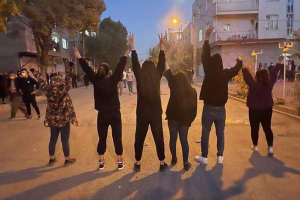 الاحتجاجات تعم مدن إيران والمتظاهرون يهتفون: "عدنا مرة أخرى..الانتفاضة مستمرة"