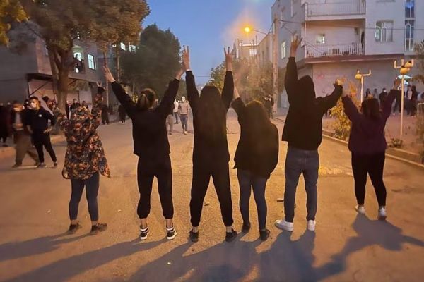 الاحتجاجات تعم مدن إيران والمتظاهرون يهتفون: "عدنا مرة أخرى..الانتفاضة مستمرة"