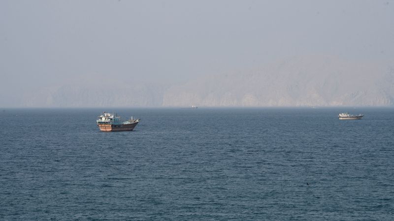 کشتی‌ها نزدیک تنگه هرمز، نمایی از مسندم