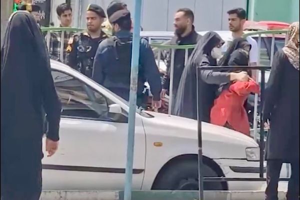 نرجس محمدي: رفض النساء لـ "الحجاب الإجباري" في إيران يهدف لهزيمة الاستبداد الديني