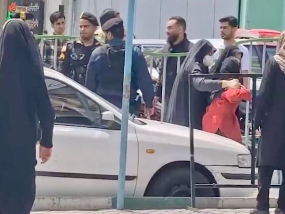 نرجس محمدي: رفض النساء لـ "الحجاب الإجباري" في إيران يهدف لهزيمة الاستبداد الديني