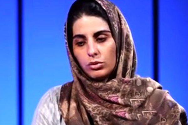 معتقلة محتجة على "الحجاب الإجباري" في إيران تتعرض للتعذيب وظهور أعراض "النزيف الداخلي"