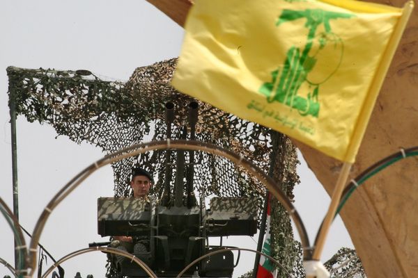 حزب الله يمهد لانتقال قيادات حماس إلى لبنان.. وخبراء يحذرون من مصير غزة