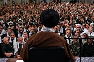 رهبران روحانی ایران در میانه بنبست هستهای با بحرانی وجودی روبهرو هستند
