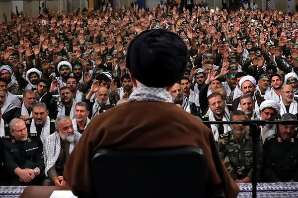 رهبران روحانی ایران در میانه بنبست هستهای با بحرانی وجودی روبهرو هستند