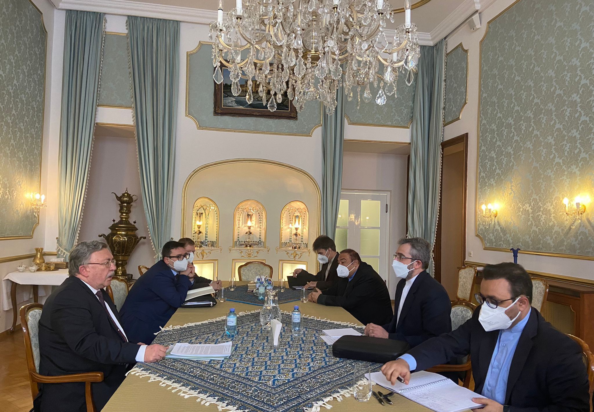 شمخاني: عمل المفاوضين الإيرانيين يزداد صعوبة لحظة بلحظة