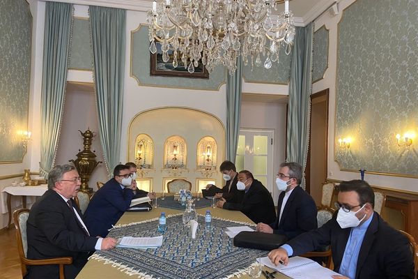 شمخاني: عمل المفاوضين الإيرانيين يزداد صعوبة لحظة بلحظة