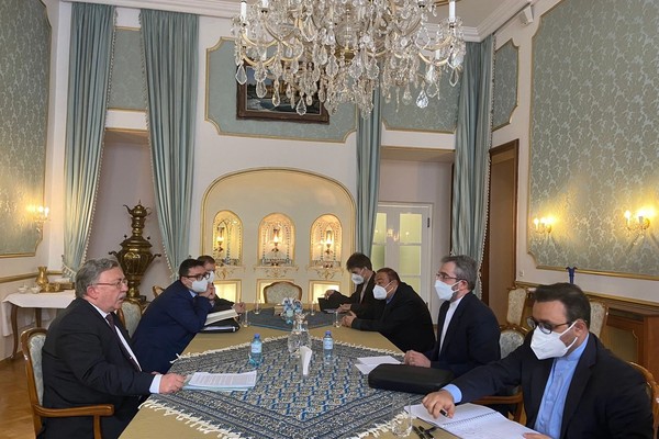 شمخاني: عمل المفاوضين الإيرانيين يزداد صعوبة لحظة بلحظة