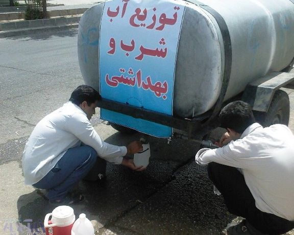 Iranians filling drinking water from a water tanker