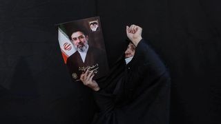 الحلفاء يتجمعون والمنافسون يستعدون بعد تنصيب مجتبى خامنئي مرشدًا لإيران