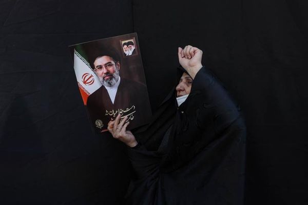 الحلفاء يتجمعون والمنافسون يستعدون بعد تنصيب مجتبى خامنئي مرشدًا لإيران