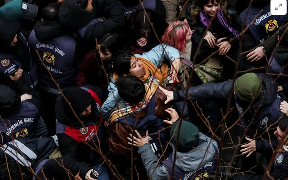 در پی اعتراضات در ترکیه، ارزش لیر و سهام این کشور با افت شدید مواجه شد