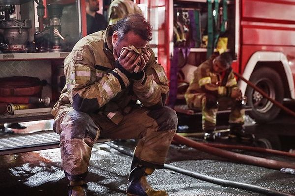 بسبب الأزمة الاقتصادية.. مسؤول إيراني: بعض المدن لا تملك حتى ميزانية لشراء ملابس الإطفاء