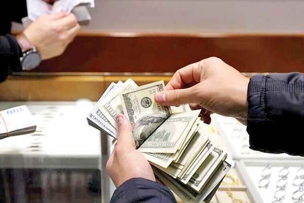 بهای دلار در بازار ایران با ثبت رکوردی تازه به حدود ۱۲۲ هزار تومان رسید