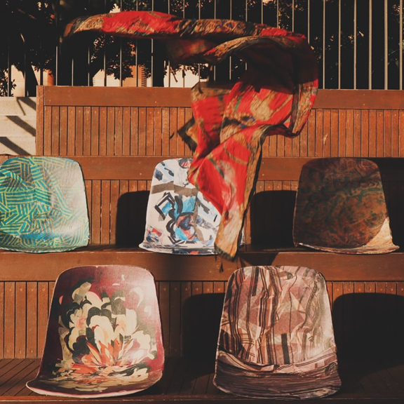 طراح ایرانی، در حرکتی اعتراضی از روسری برای طراحی صندلیهای استادیوم استفاده میکند