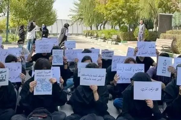 نقابة أساتذة الجامعات في إيران: فصل وتقييد عمل 200 أستاذ جامعي.. العام الماضي