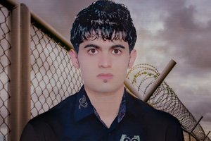 انتقاد مختار آلبوشوکه، زندانی سیاسی، از شکنجههای جسمی و روحی و تعدی به حریم خانوادهاش