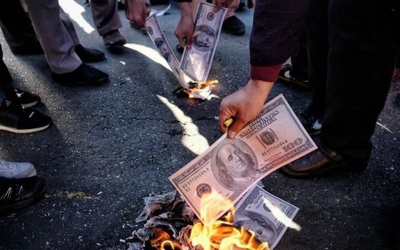 همزمان با عبور قیمت دلار از ۹۴ هزار تومان؛ حامیان حکومت عکس دلار را در ۲۲ بهمن سوزاندند