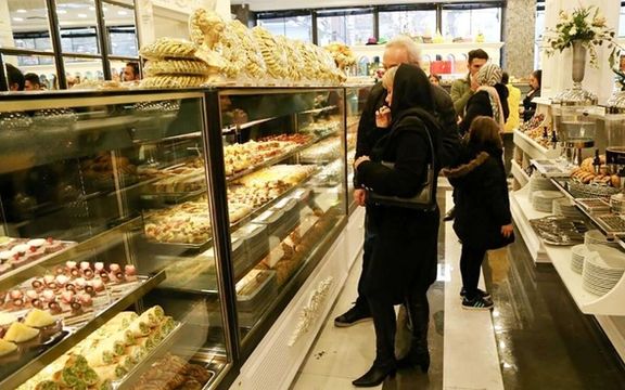 مسؤول إيراني: الطلب على الحلويات تراجع إلى النصف بسبب الأزمة الاقتصادية